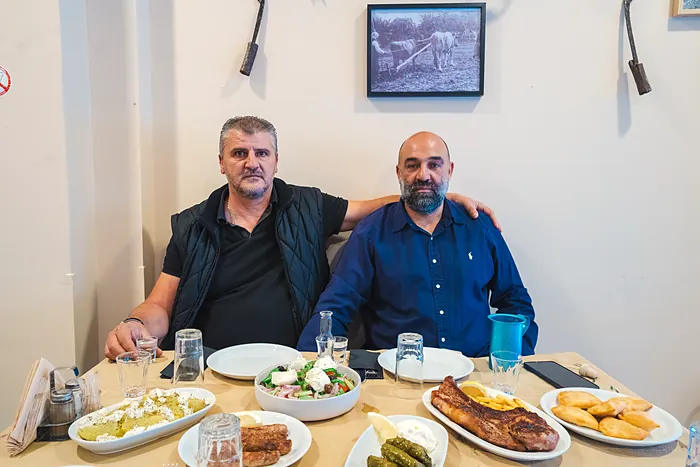Οι άνθρωποι των Παχνών στο στρωμένο τραπέζι του εστιατορίου