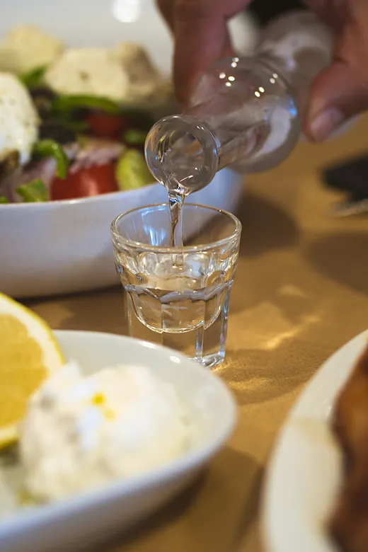Στρωμένο τραπέζι με τον έντυπο κατάλογο του εστιατορίου Πάχνες